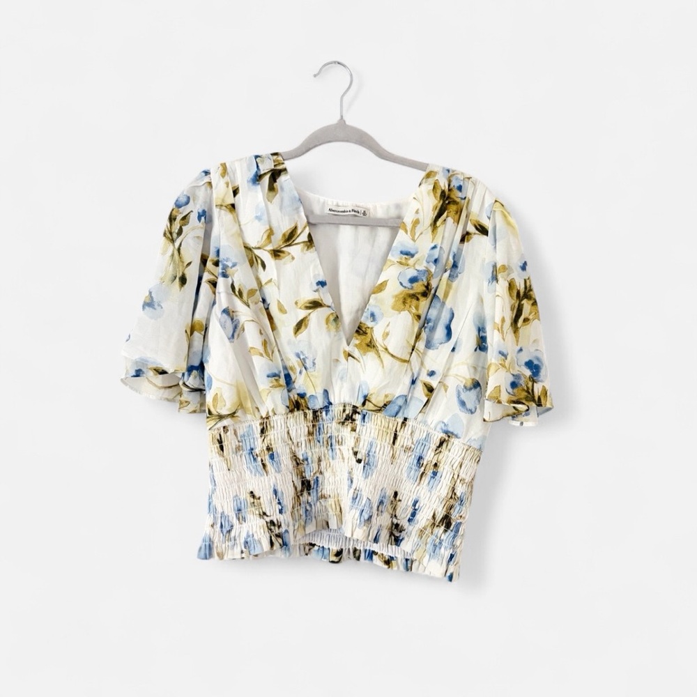 ABERCROMBIE FLUTTER SLEEVE SMOCKED FLORAL TOP